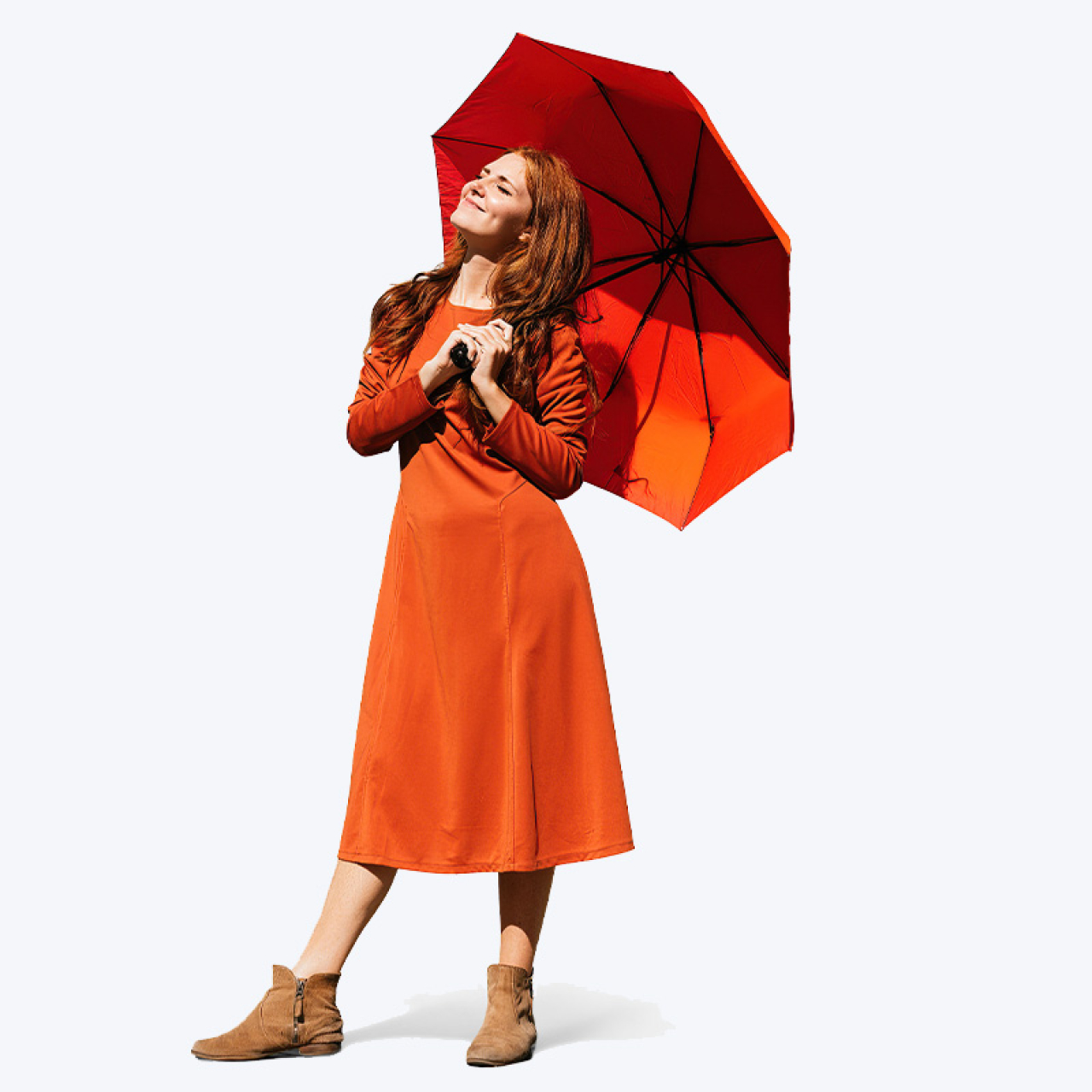 Frau in orange mit Regenschirm