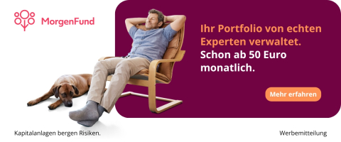 Mann sitzt entspannt auf einem Stuhl; ein Hund liegt zu seinen Füßen