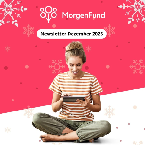 Newsletter Dezember 2025: Lachende Frau Mit Tablet in den Händen