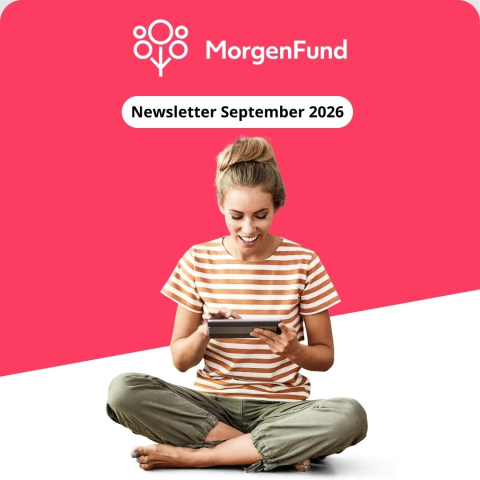 Newsletter September 2026 - Lachende Frau - sitzend im Schneidersitz mit Tablett