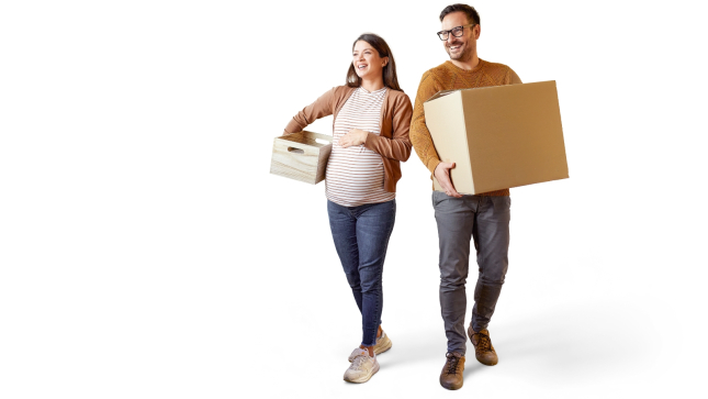 Lächelndes Paar trägt Umzugskartons; die schwangere Frau hält eine Holzkiste, der Mann einen großen Pappkarton – beide wirken fröhlich und optimistisch.
