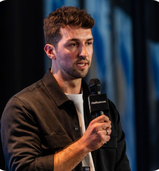 Porträt von Simon Schöbel, Finfluencer
