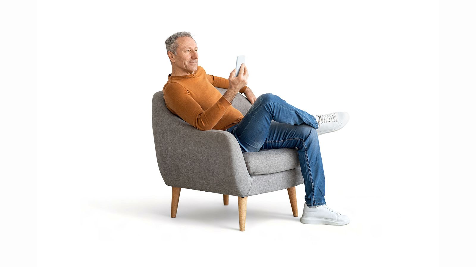 Mann auf dem Sessel mit Handy