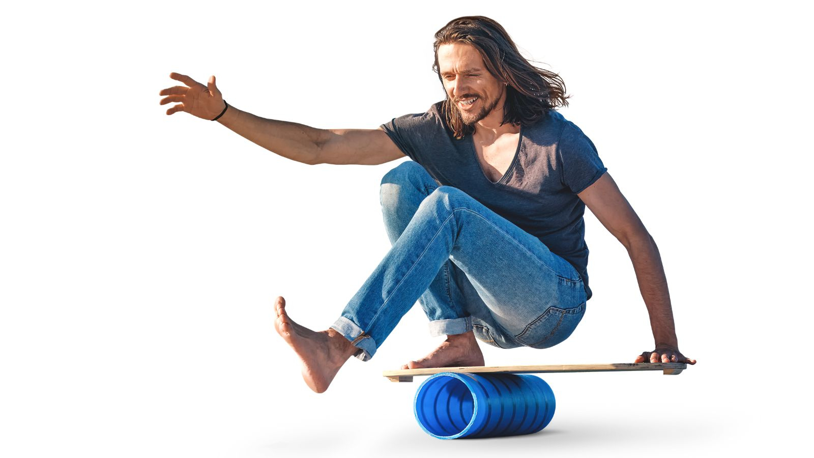 Person sitzt barfuß auf einem Balance-Board, das auf einer blauen Rolle liegt. Ein Arm ist seitlich ausgestreckt, die Beine sind angewinkelt.