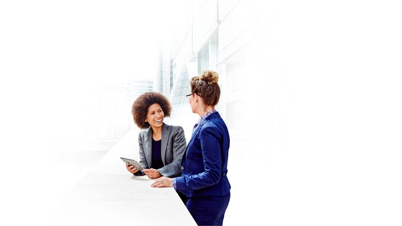 Zwei Frauen im Gespräch